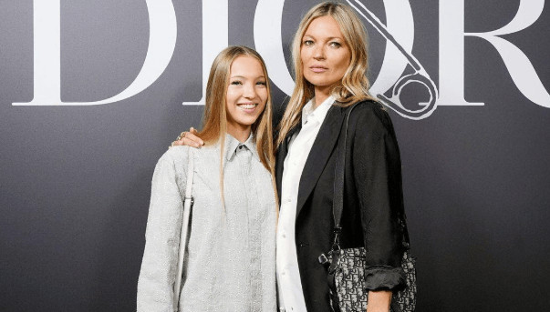 Lila with her mother at a fashion event